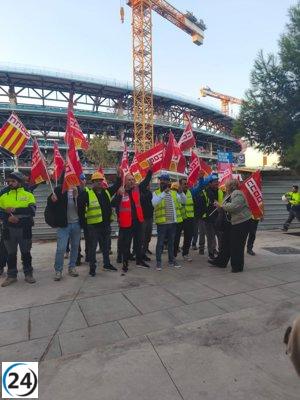 Cuarenta manifestantes se congregan frente al Camp Nou en apoyo a los trabajadores despedidos en condiciones irregulares.