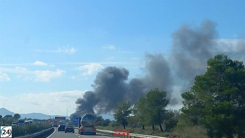 Incendio de camión provoca cierre de la AP-7 en dirección sur entre L'Aldea y Camarles, Tarragona.