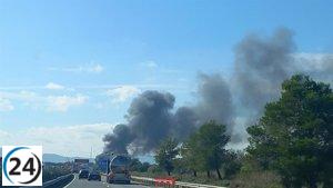 Incendio de camión provoca cierre de la AP-7 en dirección sur entre L'Aldea y Camarles, Tarragona.