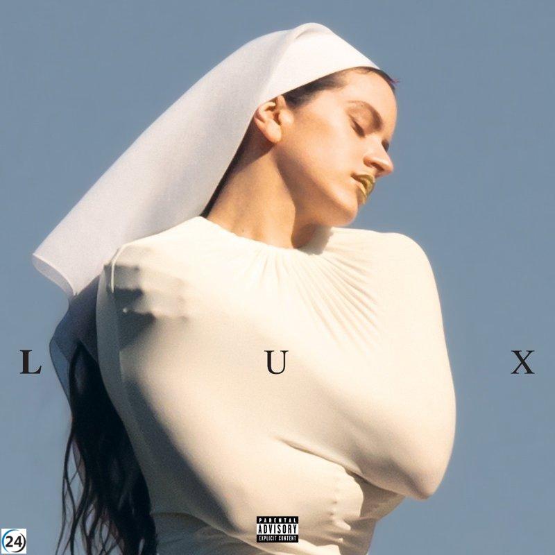 Rosalía lanza su álbum 'Lux' en una exclusiva fiesta de escucha en el MNAC de Barcelona.