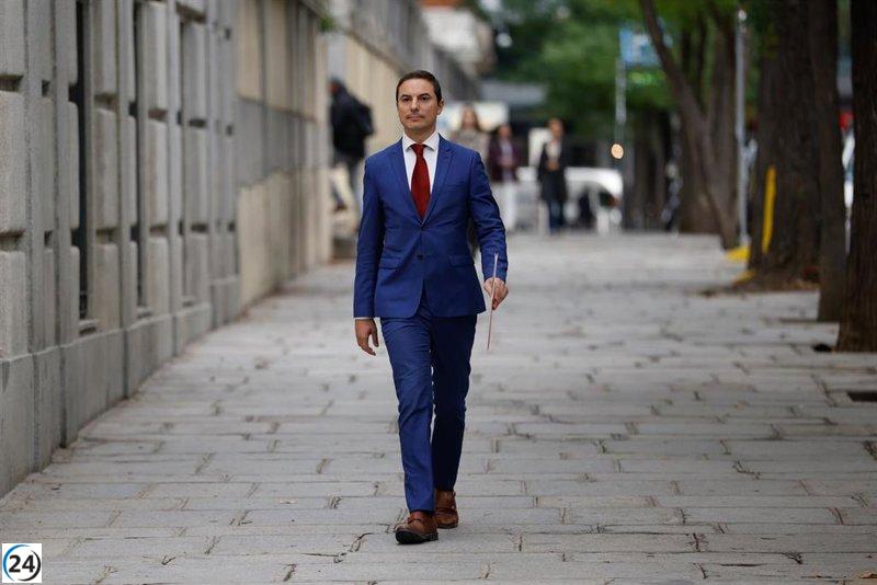 Lobato (PSOE) critica un sistema político rígido que penaliza la diversidad de opiniones.