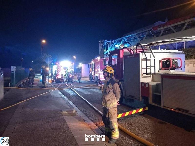 Un incendio industrial en Centelles moviliza a 12 unidades de los Bombers.