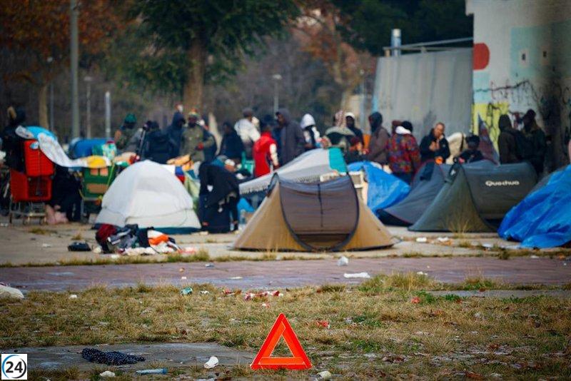 Organizaciones trasladan a 52 personas desalojadas del B9 en Badalona, excluyendo a la parroquia.