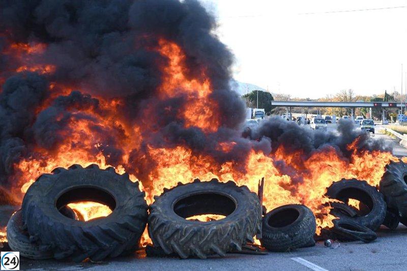 Productores agrícolas de Cataluña bloquean la AP-7 hacia Figueres, generando 18 kilómetros de tráfico.