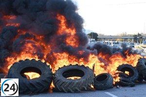 Agricultores de Lleida suspenden bloqueo de la A-2, reabriendo al finalizar la limpieza.