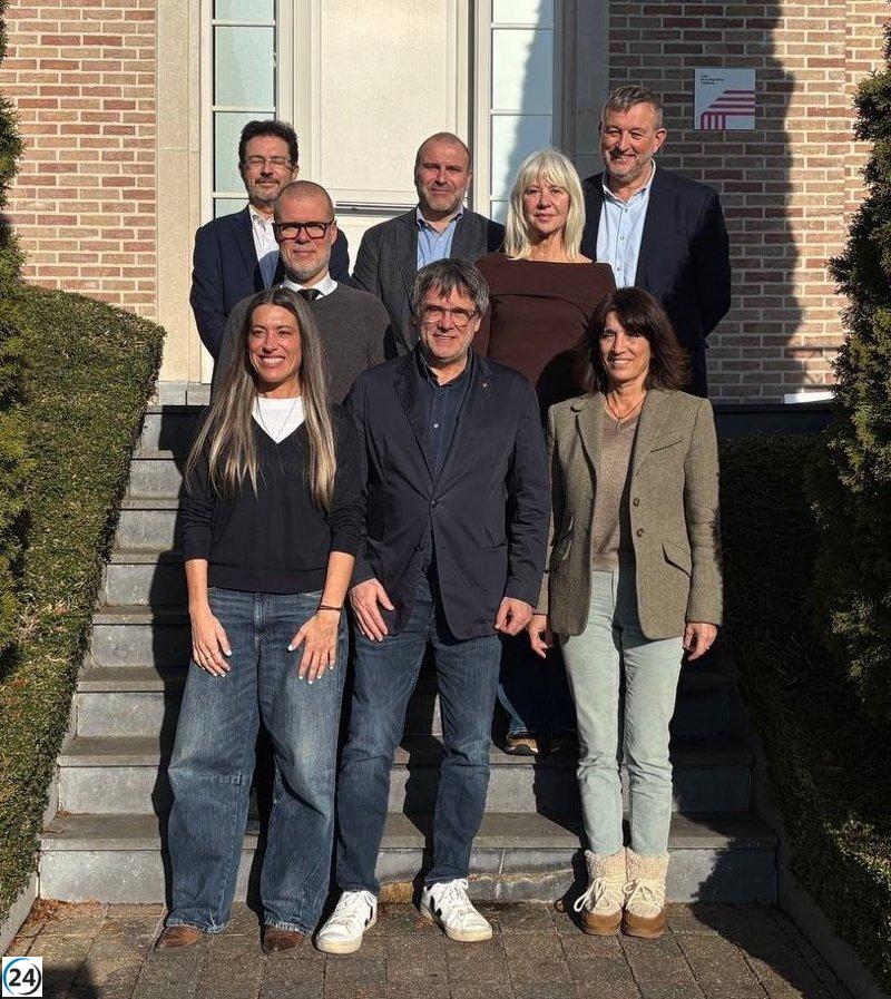 Puigdemont se reúne con los siete diputados de Junts para definir su estrategia legislativa.