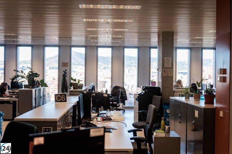 Barcelona pone en marcha la Ley de Eficiencia entre apoyo institucional y escasez de personal.