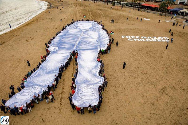 Una playa de Barcelona se convierte en el escenario de un homenaje a Hind Rajab, la niña víctima de la violencia en Gaza.
