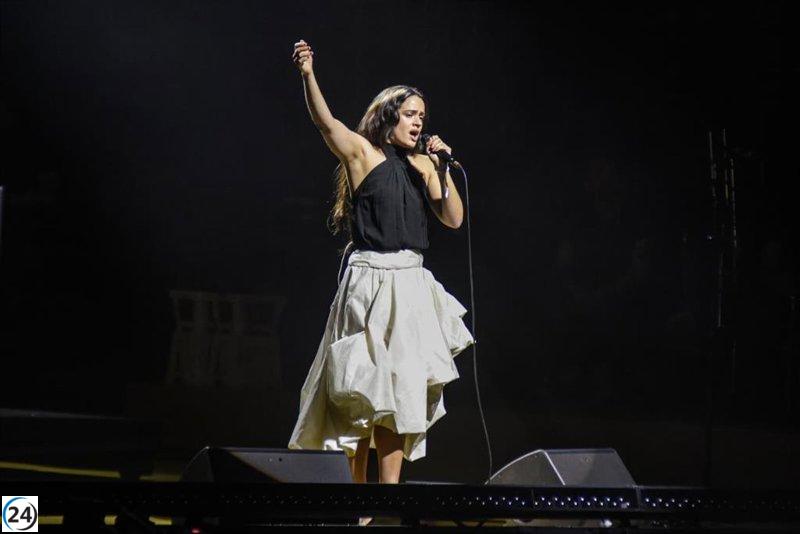 Rosalía sorprende con su actuación en un concierto solidario por Palestina en Barcelona.