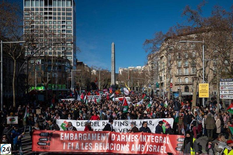 Cerca de 1.200 manifestantes en Barcelona exigen un alto en el suministro de armas a Israel, informa la Guardia Urbana.