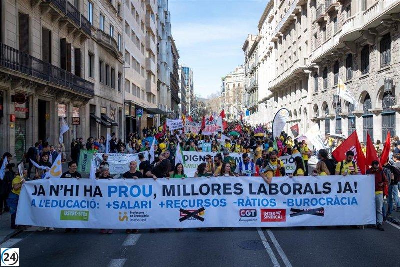 Docentes de Barcelona protestan por condiciones laborales dignas.