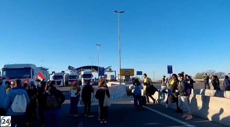 Docentes en huelga bloquean accesos al Port de Tarragona en su segunda jornada de protestas.