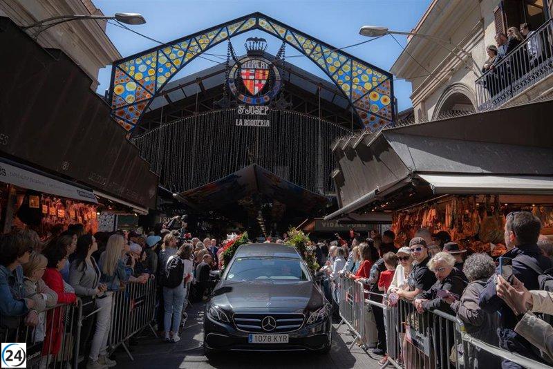 Los barceloneses y vendedores de la Boqueria despiden a 'Pinotxo' en emotivo homenaje.