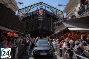 Los barceloneses y vendedores de la Boqueria despiden a 'Pinotxo' en emotivo homenaje.