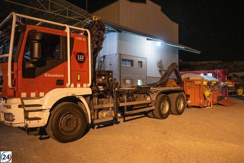 Bomberos continúan en incendio controlado de La Granja d'Escarp con 12 equipos.