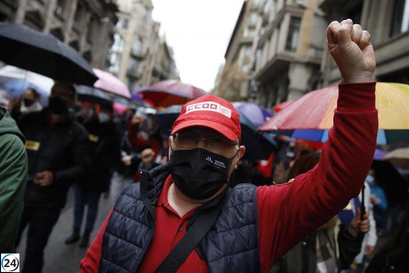 Sindicatos exigen subidas salariales en manifestación del 1 de mayo contra la inflación.