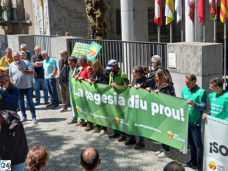 Unió de Pagesos realiza tractorada frente a sede de la CHE en Zaragoza.