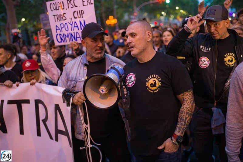 Cerca de 300 personas inician manifestación pro-Desokupa hacia Plaza España en Barcelona.