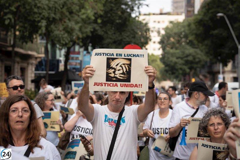 Funcionarios de Justicia en Barcelona exigen aumento salarial: se suman 250 manifestantes.