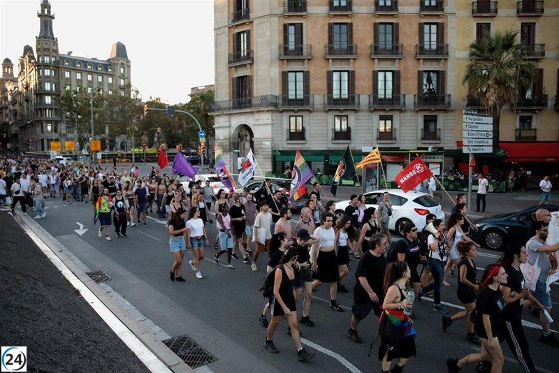 Cientos de manifestantes del Orgullo en Barcelona no logran acceder al evento de Abascal (Vox)