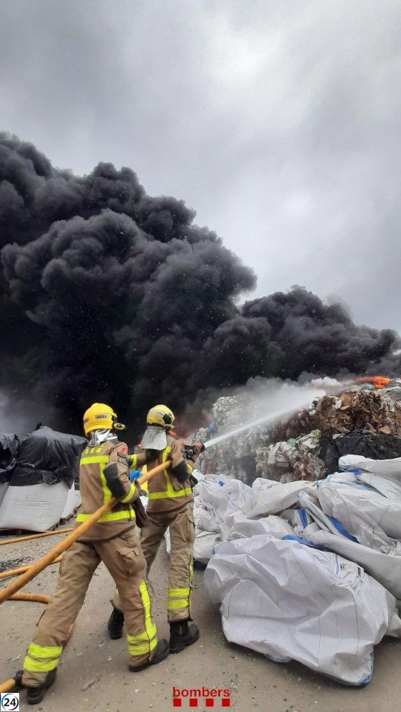 Incendio en Sabadell (Barcelona) obliga al desalojo de cien trabajadores