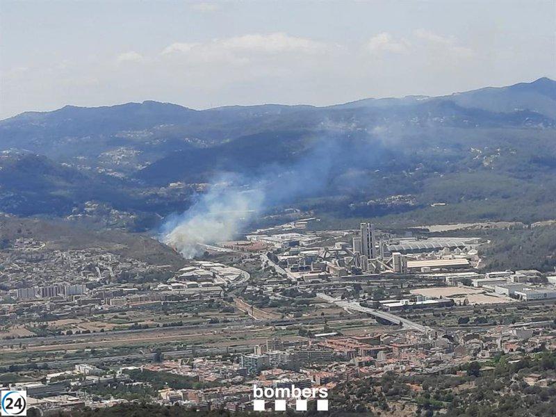 Trabajadores de los Bomberos colaboran con 24 equipos en un incendio forestal en Sant Vicenç dels Horts (Barcelona)