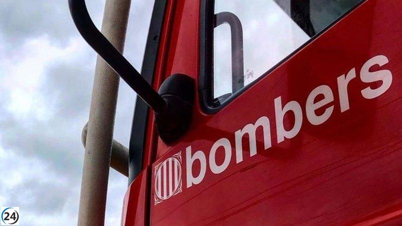 Aumenta a 20 la cantidad de equipos de Bombers luchando contra el incendio industrial en Palamós (Girona)