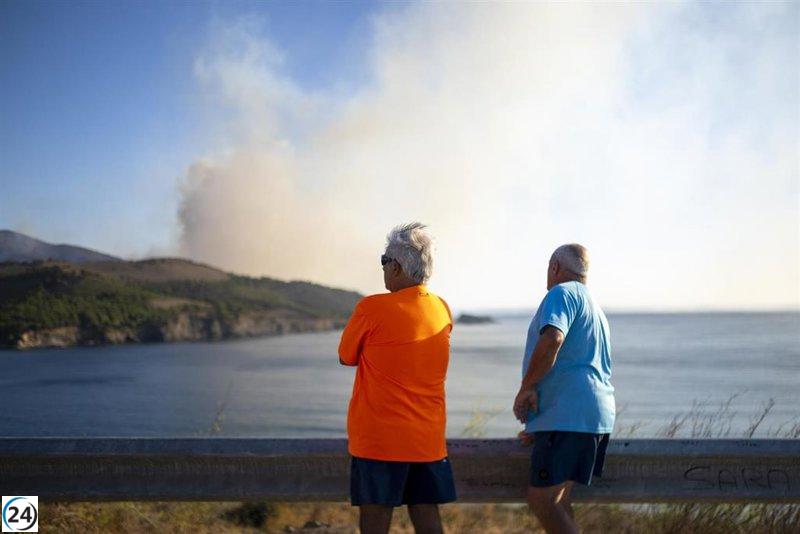 Bombers focaliza esfuerzos en el flanco derecho del incendio de Portbou en busca de su avance hacia el mar
