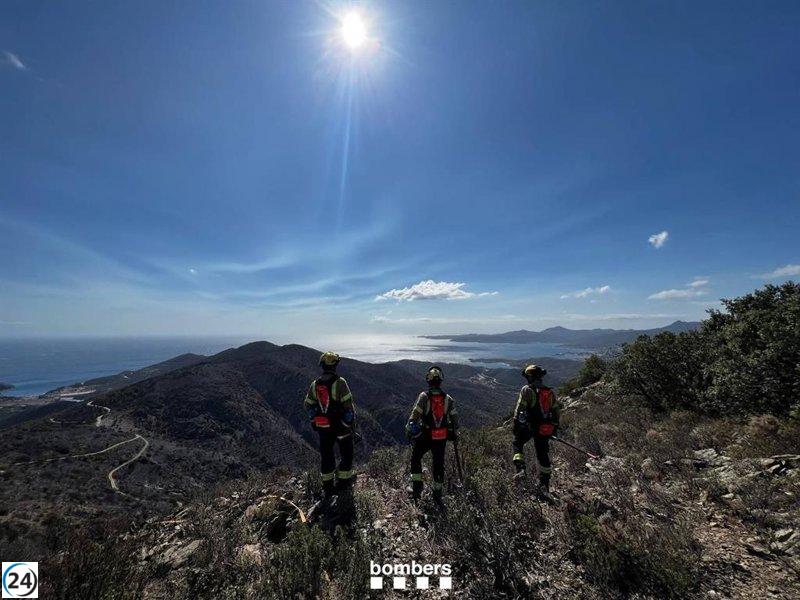 Bomberos inspeccionan límites de incendio en Portbou, Girona, que permanece bajo control.