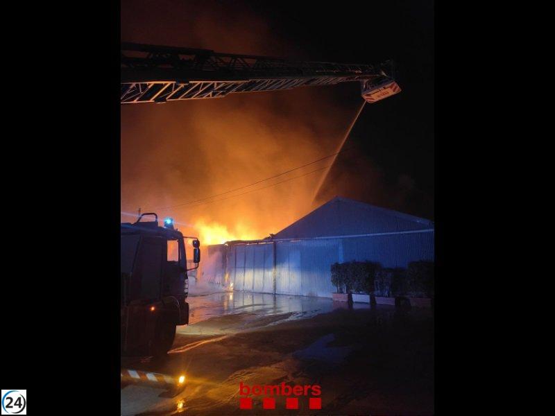 Un incendio arrasa seis almacenes industriales en Vilassar de Mar (Barcelona)