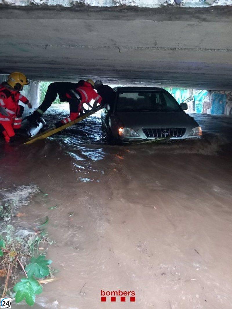 Salvan a alguien de un coche arrastrado por el agua en Vilassar de Mar (Barcelona)