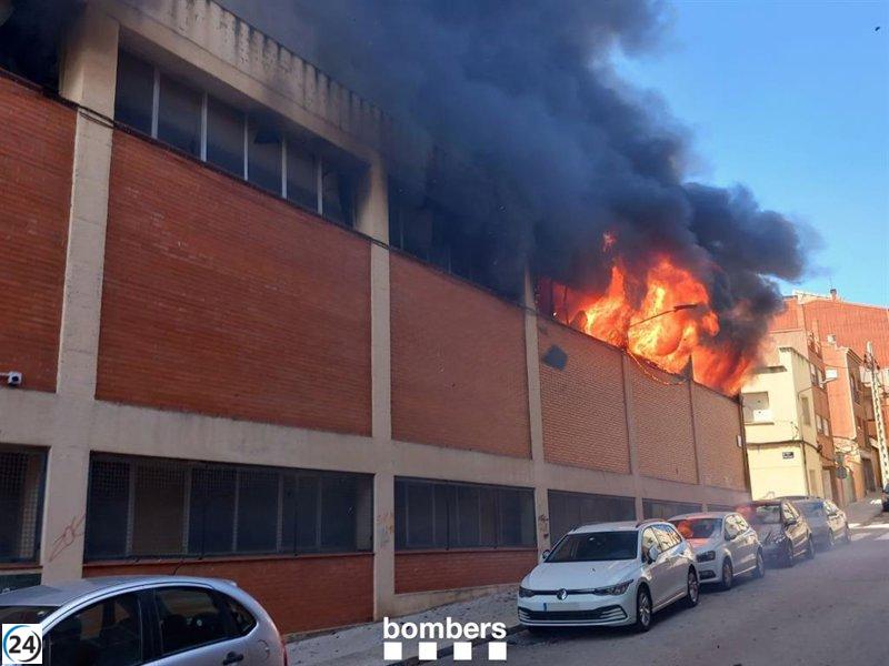 El incendio de una industria en Terrassa (Barcelona) moviliza a los Bomberos.