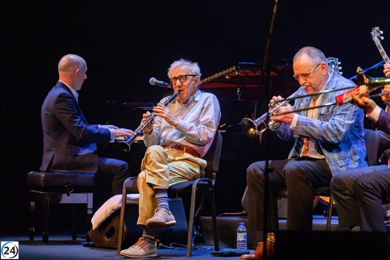 Woody Allen deleita a una multitud de 1.500 asistentes en el Teatre Tívoli de Barcelona con un repaso de los estándares del jazz.