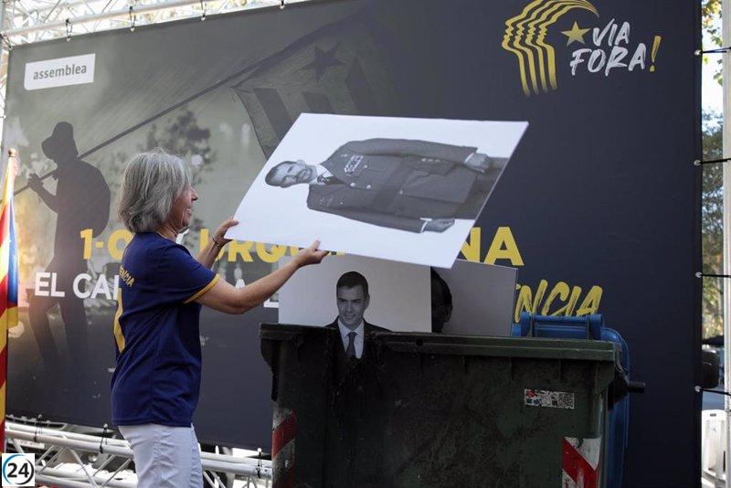 Manifestantes del acto organizado por la ANC en conmemoración del 1-O arrojan al contenedor imágenes del Rey, Sánchez, Rajoy y Marchena.