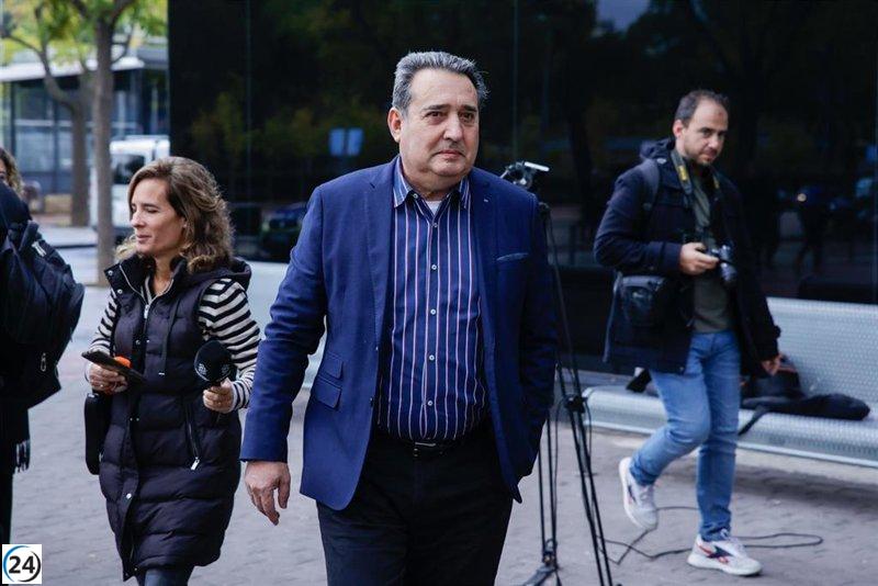 El político Manuel Bustos acude a los tribunales de Sabadell para enfrentar su juicio relacionado con el caso Mercurio.