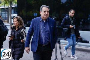 El político Manuel Bustos acude a los tribunales de Sabadell para enfrentar su juicio relacionado con el caso Mercurio.