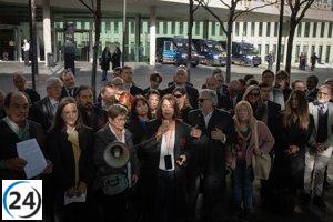 Vox y PP se unen a manifestación en Barcelona contra la amnistía, junto a un grupo de 40 abogados y procuradores.