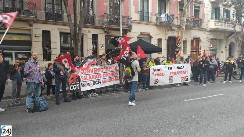 Manifestación de cerca de 50 trabajadores del Bicing frente a una sede de BSM en Barcelona
