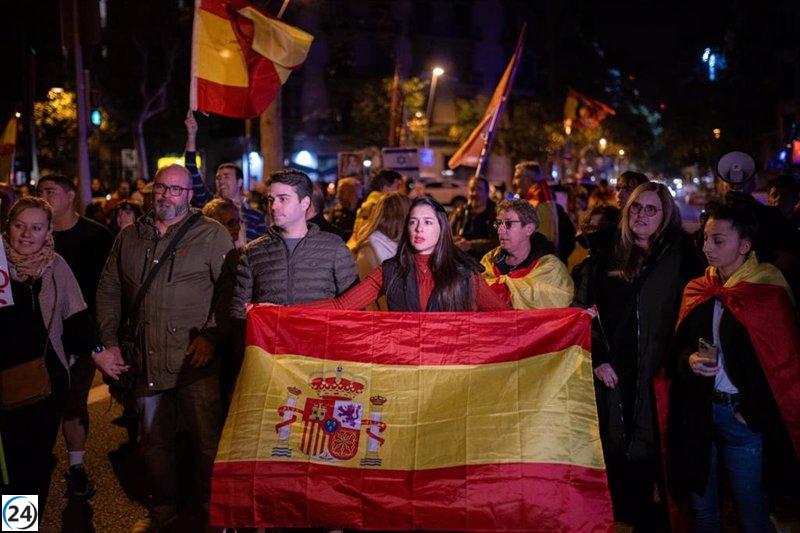 Multitudinaria protesta en Barcelona: Grupo de manifestantes se reúne frente a la Delegación del Gobierno para expresar su descontento con el presidente Sánchez.