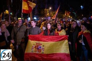 Multitudinaria protesta en Barcelona: Grupo de manifestantes se reúne frente a la Delegación del Gobierno para expresar su descontento con el presidente Sánchez.