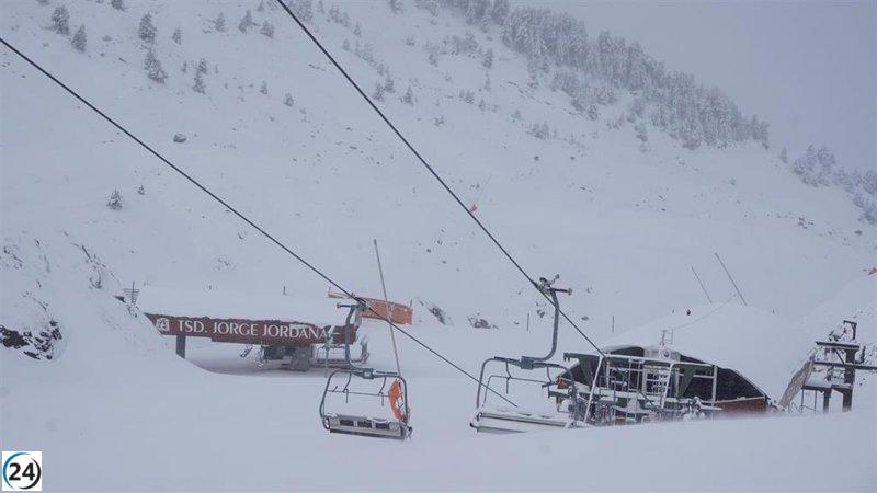 Baqueira Beret inaugura temporada tras las copiosas nevadas recientes.