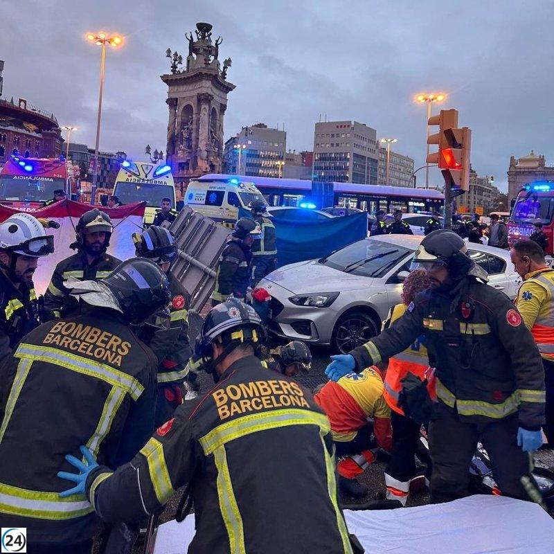 Vehículo embiste a tres peatones en la Plaza España de Barcelona