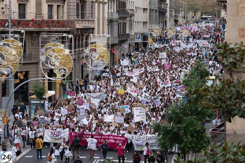 Miles de empleados del ICS se movilizan en Barcelona en contra del preacuerdo y demandan mejoras.
