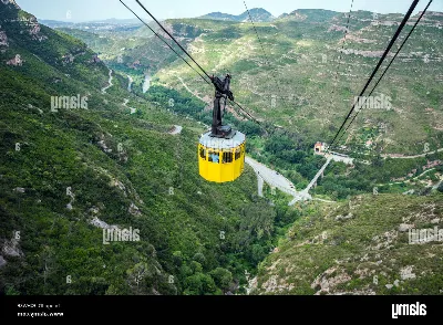 Admira el valle de Montserrat desde el teleférico