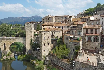 La plaza mayor de Besalú, corazón del pueblo