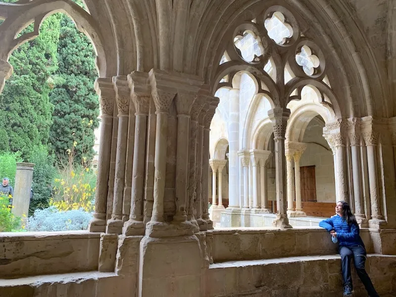 Paseando por el claustro de Santa María de Poblet
