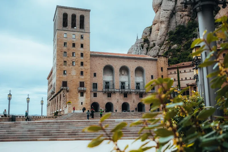 Descubre la típica arquitectura catalana en Montserrat