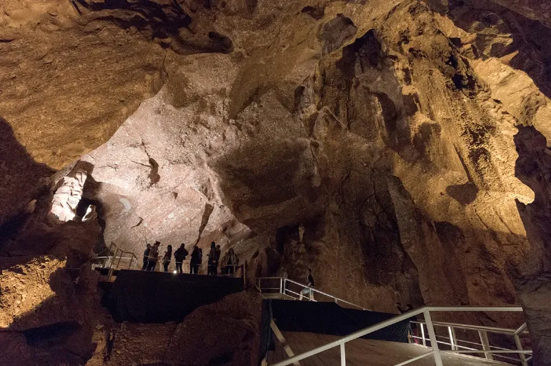 Conoce el complejo sistema de cuevas en Montserrat