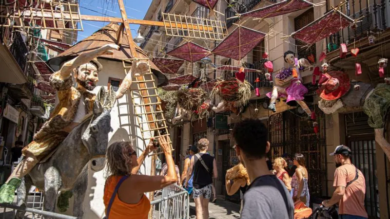 Descubre la calle más impresionante en las fiestas de Gracia