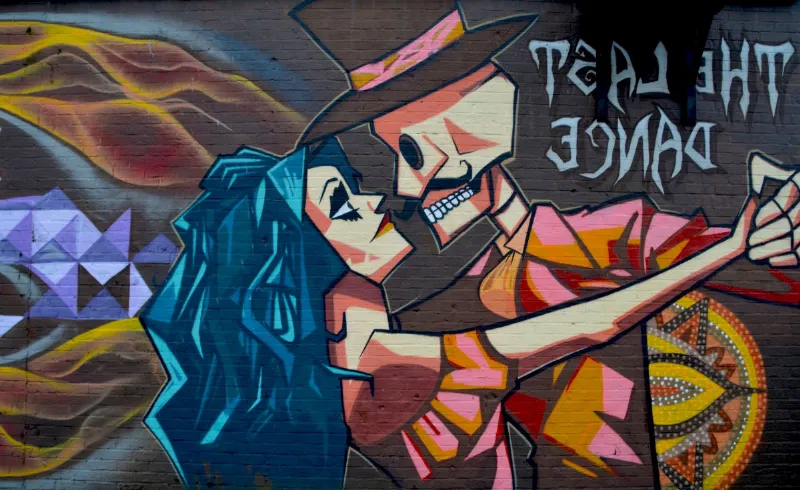 El arte callejero en las fiestas de Gracia: una explosión de color y creatividad